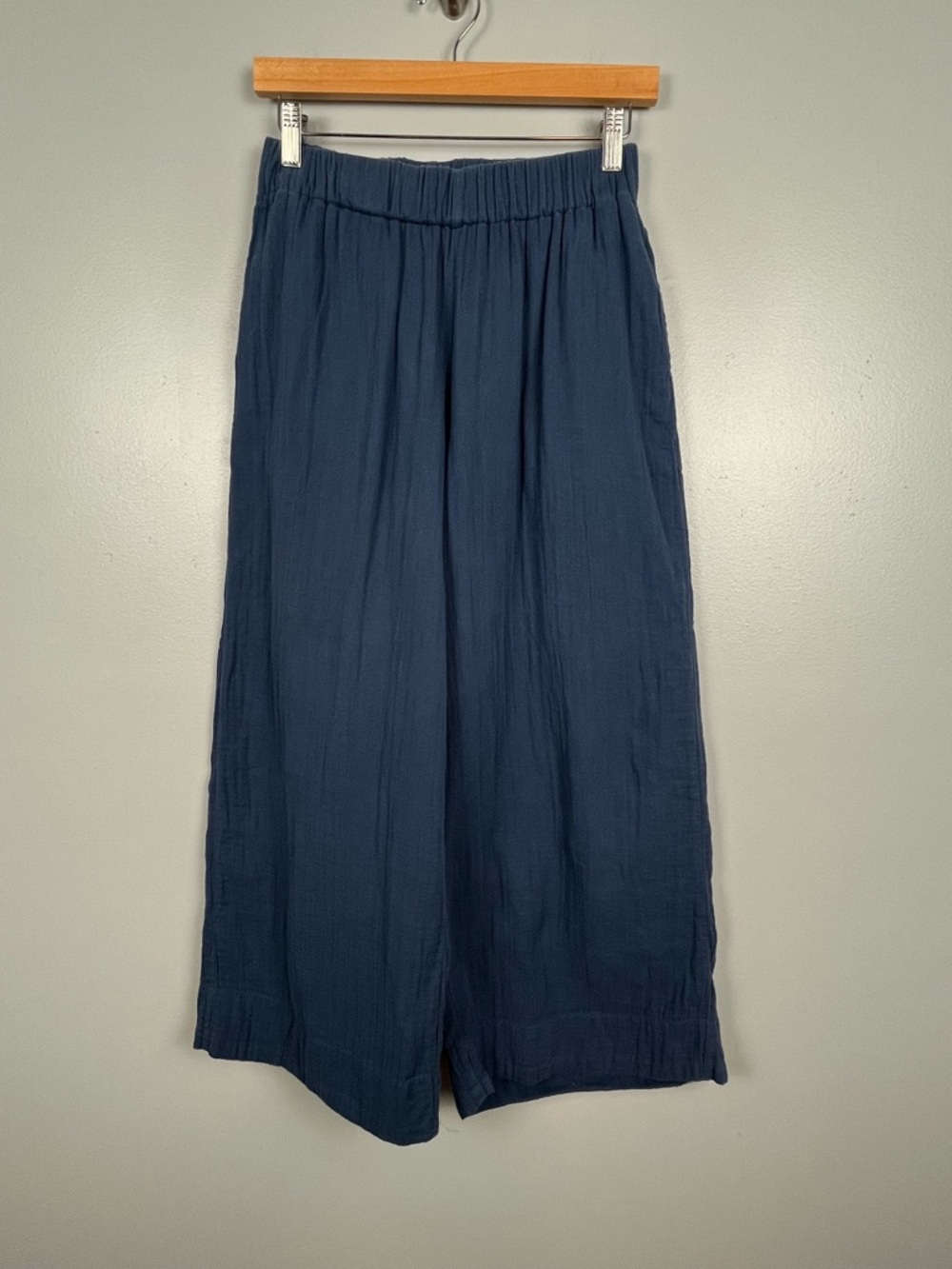 Pact 100% Organic Cotton gauze medium blue wide leg pull on cropped pants, small